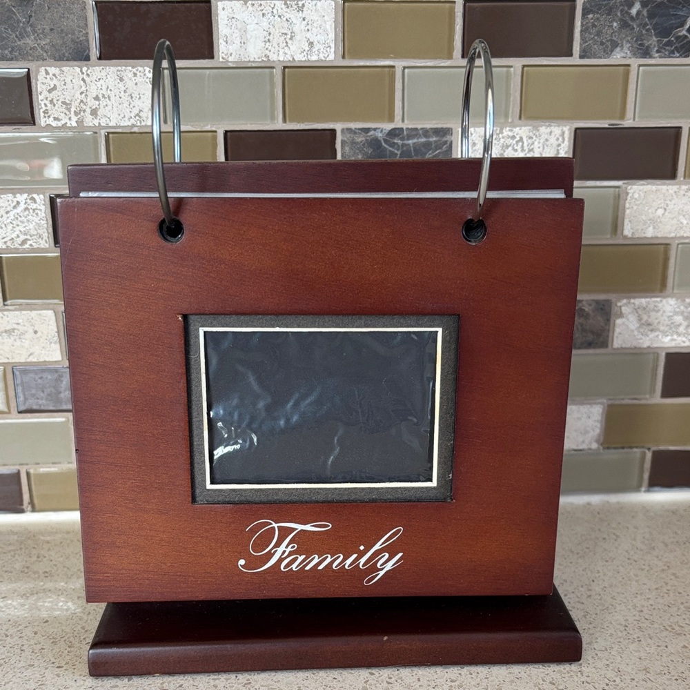 PHOTO HOLDER “FAMILY” - tabletop/flip - Holds 50 - 4” x 6” photos